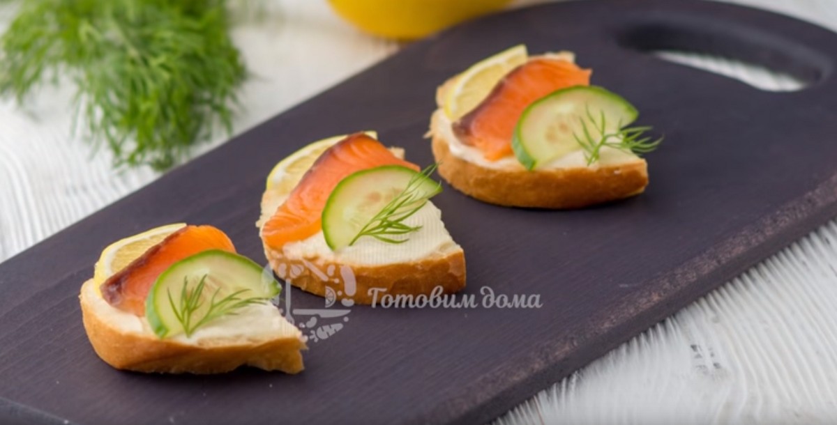 Вкусные бутерброды с ломтиками авокадо и кусочками красной рыбы – рецепт с фотографиями