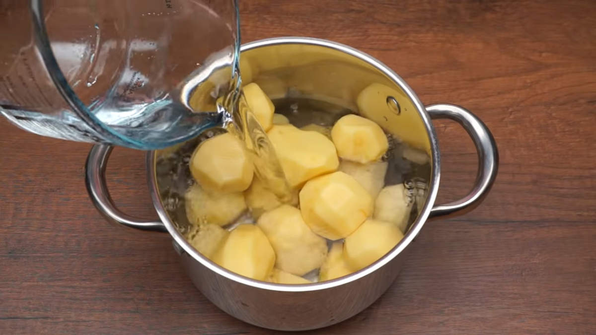 Картофель в воде. Картошку заливают водой. Слить воду с картошки. Очищенная картошка без воды. Картошку залило водой