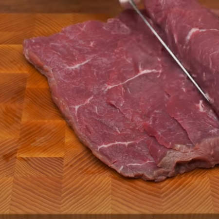 Мясо разрезаем вдоль на две части, но не разрезаем полностью. Должен получится прямоугольный кусок цельного мяса.