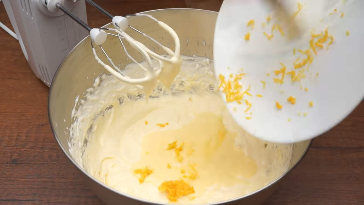 Глазурь из сливочного масла. Торт лимонный консистенция. Сметанный крем для торта с лимонной цедрой. Мем взбитые яйца. Сколько минут взбивать сливки.