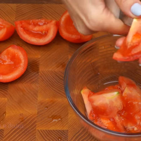 2 средних помидора разрезаем на 4 части и вырезаем семена.