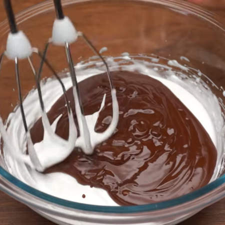 В белковую массу добавляем уже приготовленную шоколадную смесь