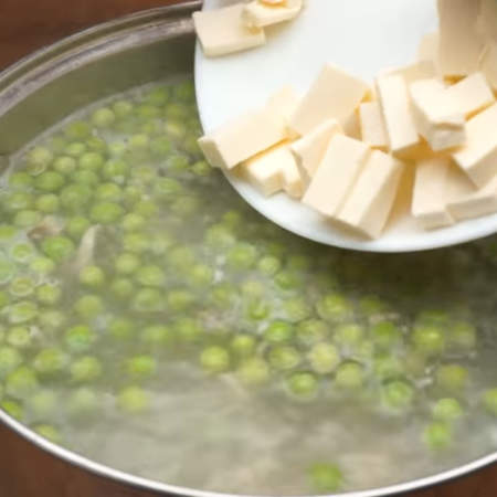 В закипевший суп выкладываем нарезанный плавленый сыр. 