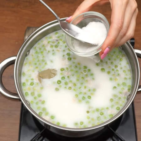 Суп солим и перчим по вкусу, добавляем лавровый лист. 