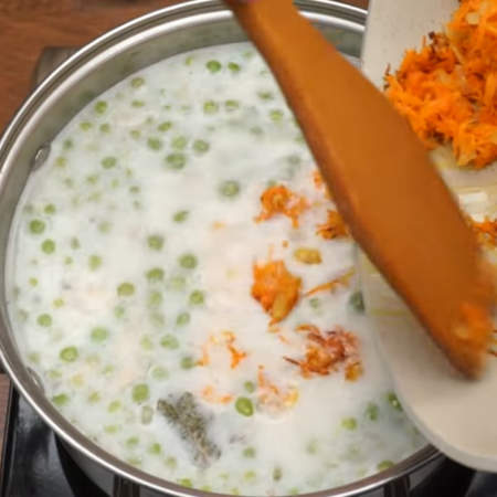 В кастрюлю с супом также добавляем готовую овощную пассеровку. 