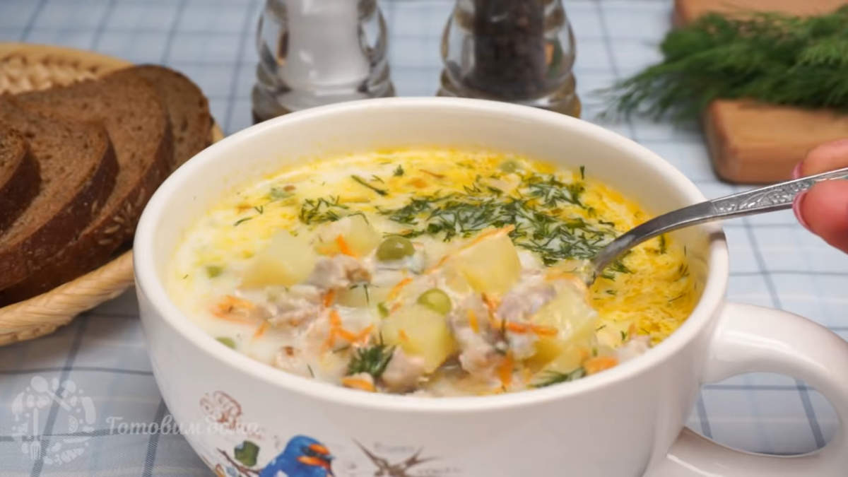 Получился вкусный и сытный суп с плавленым сырком и зеленым горошком.
Он порадует всю вашу семью нежным сливочным вкусом и бесподобным ароматом! 