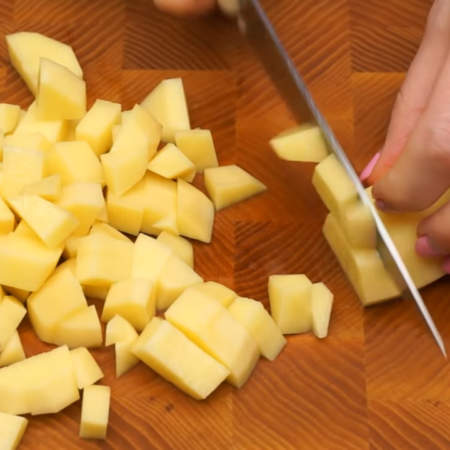 Картофель чистим, моем и нарезаем небольшими кубиками. 