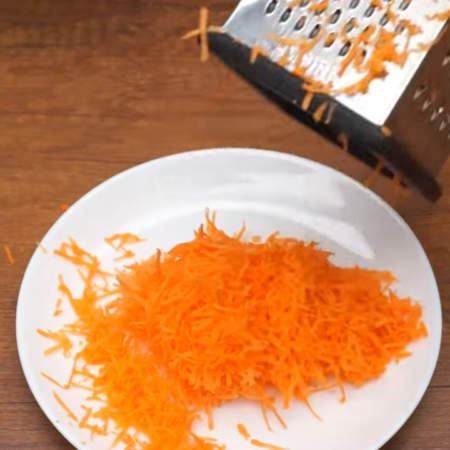 Морковь трем на мелкой терке. 