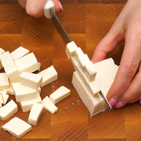 Сыр также нарезаем кубиками или натираем на терке. Важно брать сыр хорошего качества. 