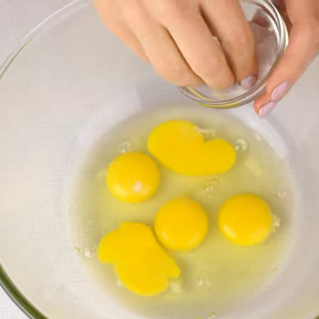Сперва подготовим тесто для рулета. Количество указанных ингредиентов рассчитано на противень 24 на 34 см. 
Яйца разбиваем в миску и солим. 
