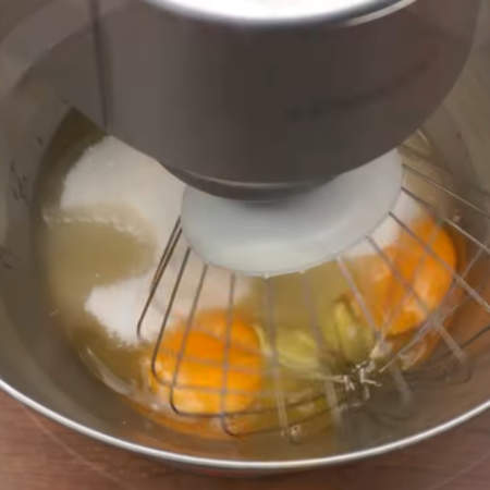 В миску разбиваем 2 яйца, насыпаем 100 г сахара