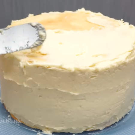 Сверху и по бокам торт обмазываем оставшимся кремом. 
Для того, чтоб крем был податливый в работе, его нужно выставить из холодильника за 2 часа до украшения торта.