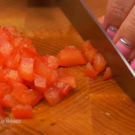 Мякоть помидора нарезаем кубиками.
