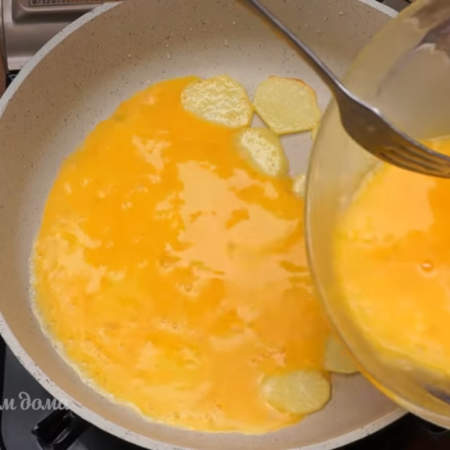 Сразу же картошку заливаем уже подготовленными яйцами. 