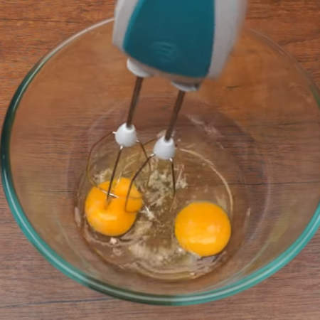 В миску разбиваем 2 яйца и солим по вкусу. 