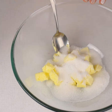 
Готовим тесто. В миску кладем размягченное сливочное масло, к нему добавляем сахар и соль. Все перемешиваем до получения однородной массы.
