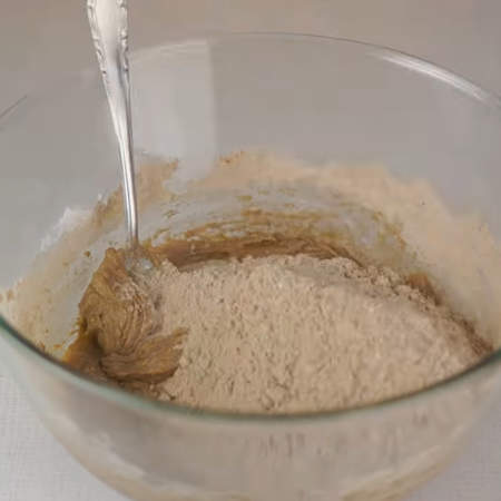 К масляной смеси добавляем мучную смесь в несколько подходов, постоянно перемешивая. 