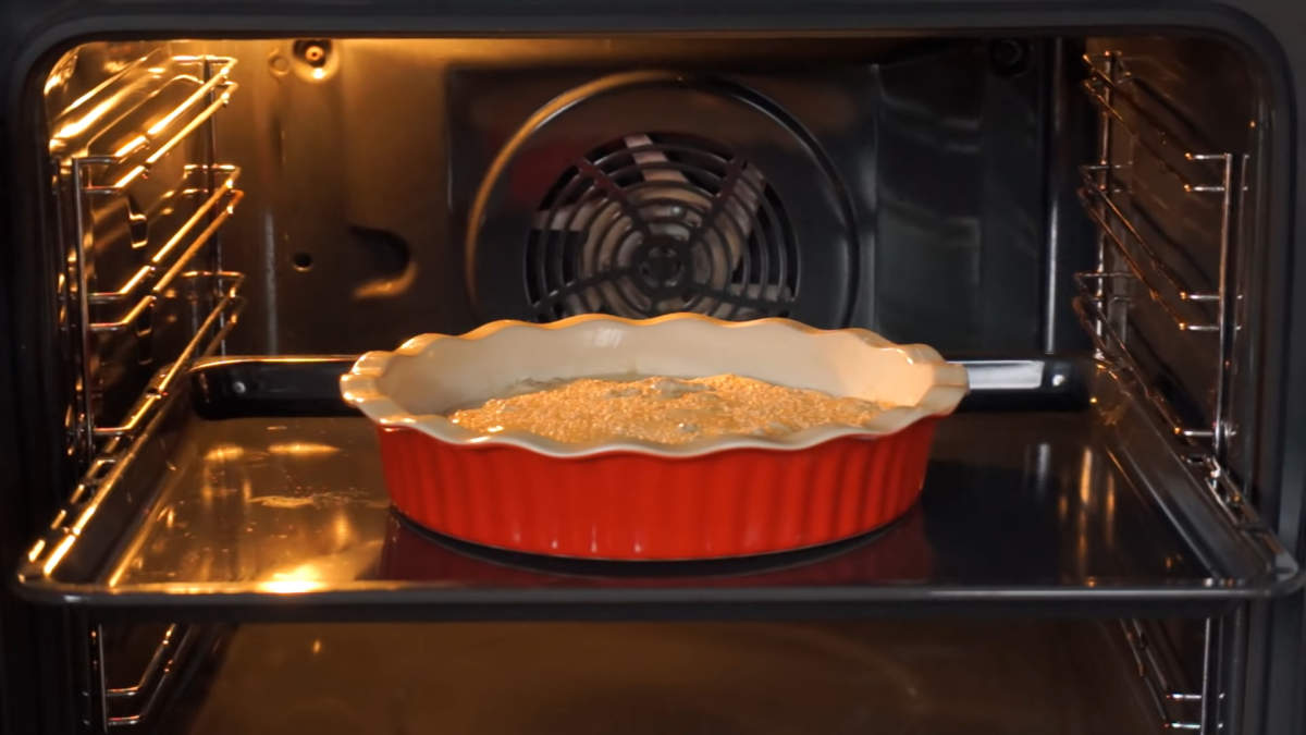 Все ставим в духовку разогретую до 170 градусов. Запекаем пирог приблизительно 45-50 минут.
