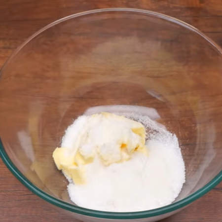 Теперь замешиваем тесто. В миску кладем 150 г мягкого сливочного масла, к нему насыпаем 150 г сахара и 8 г ванильного сахара.