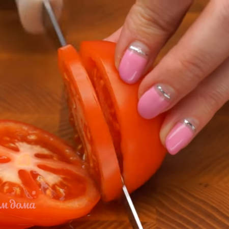 Один помидор режем колечками.