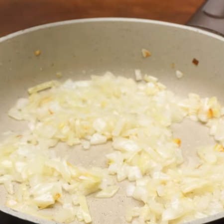 В сковороду с небольшим количеством растительного масла насыпаем нарезанный лук. Обжариваем до золотистости.