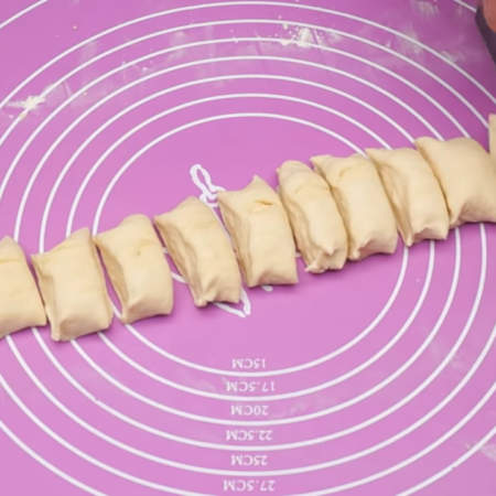 Из каждого куска теста скатываем жгутик и разрезаем его на небольшие примерно одинаковые части, размером с крупный грецкий орех.