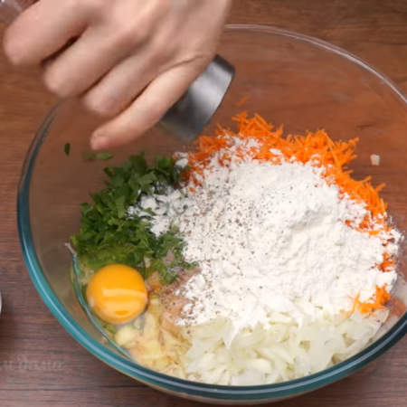 К приготовленному фаршу добавляем нарезанный лук, тертую морковь, петрушку, разбиваем одно яйцо, 50 г муки. Перчим по вкусу и солим примерно 1 ч.л. соли.