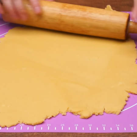 Готовое тесто раскатываем в пласт толщиной около 4 мм.