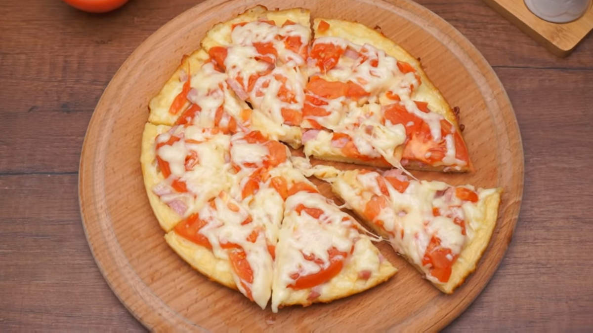 Пицца на сковороде получилась очень вкусная и сытная. Готовить ее очень просто и быстро. Когда дети очень просят пиццу, а некогда ее готовить в духовке, я очень часто пользуюсь этим рецептом экспресс- пиццы.
