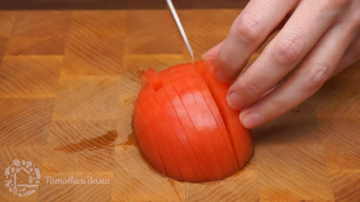 Один помидор среднего размера нарезаем пластинками. Так как у меня большой помидор, то я использую только половину.