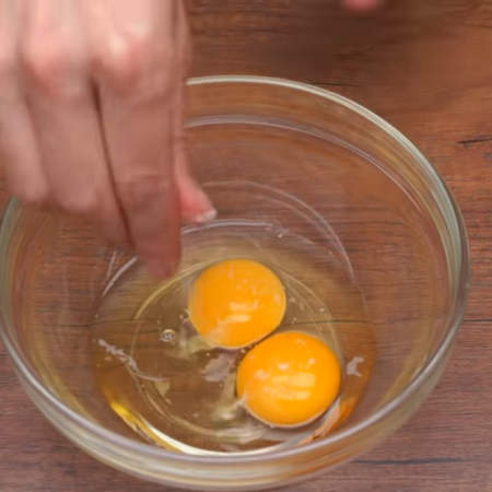 В отдельную миску разбиваем 2 яйца, 