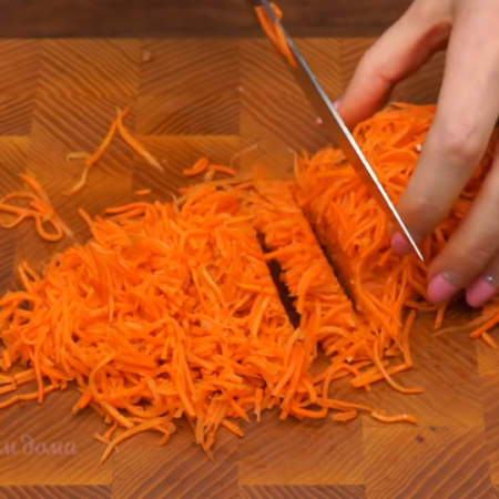 350 г морковки по корейски измельчаем на более мелкие кусочки. Примерно 50 г моркови оставляем для украшения салата, ее разрезать не нужно.