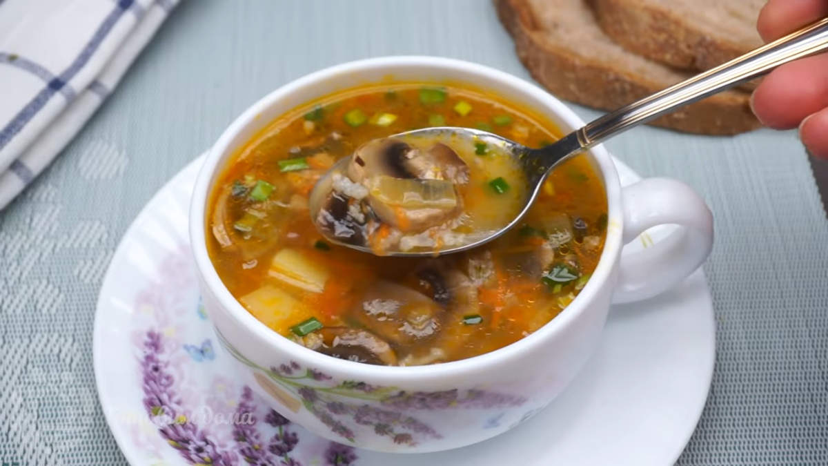 Суп с грибами и фаршем получился очень ароматным, сытным и вкусным.
Готовится он совсем не сложно, с его приготовлением справится каждый.
