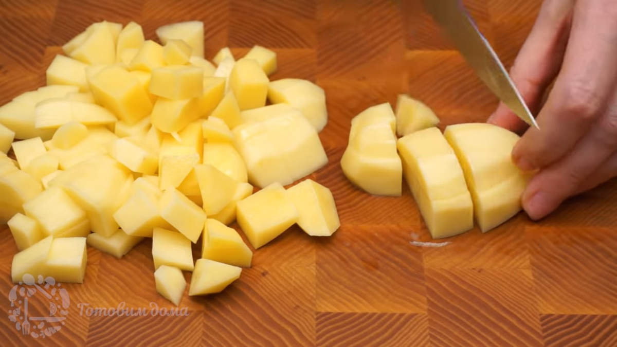 300 г очищенного картофеля нарезаем небольшими кубиками.