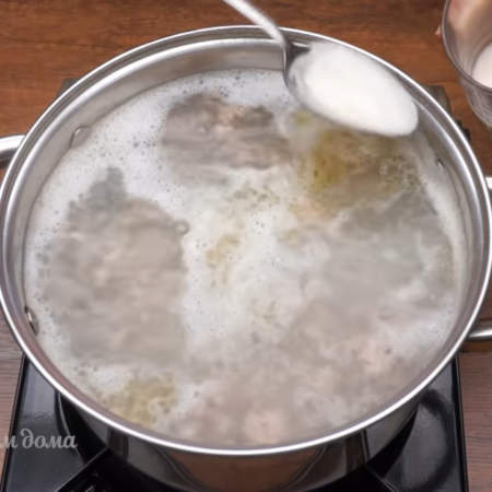 После закипания с поверхности супа снимаем пену и варим суп на небольшом огне около 15 минут.