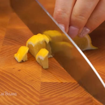 Один лимон разрезаем вдоль на 4 части. Четвертинку лимона нарезаем тонкими пластинками.