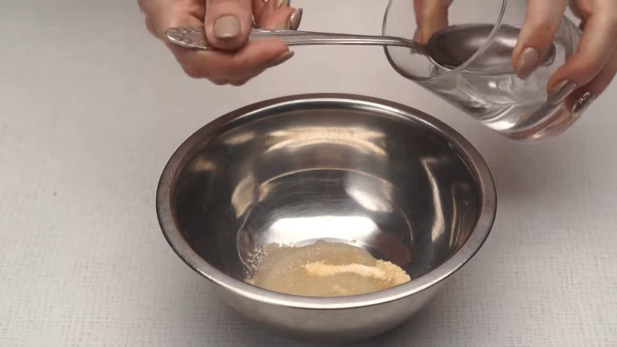 Теперь приготовим вкусную сахарную глазурь.
В миску насыпаем 1 чайную ложку желатина и заливаем двумя ст. л. воды. Все перемешиваем и оставляем на 5-10 минут для набухания желатина.
