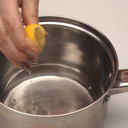 Пока набухает желатин, в сотейник наливаем 5 ст. л. воды, сюда же добавляем примерно чайную ложку лимонного сока 
