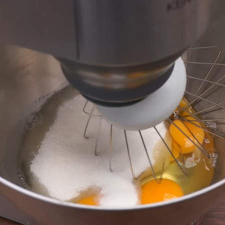 Опара уже подошла начинаем замешивать тесто.
В миску разбиваем 3 яйца и насыпаем 250 г сахара. 