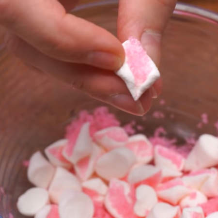 На липкие срезы к жевательному зефиру прилипает сахар и получаются вот такие белые лепестки с цветным верхом.