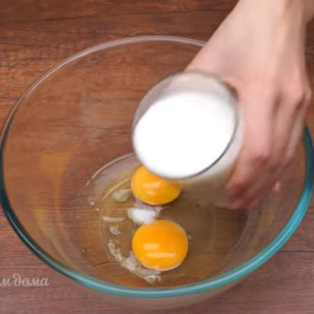 Сначала приготовим тесто.
В миску разбиваем 2 яйца, насыпаем 1\3 ч.л. соли и наливаем 200 мл молока. 
