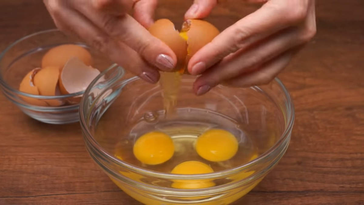 4 яйца разбиваем в миску и немного их взбиваем вилкой.