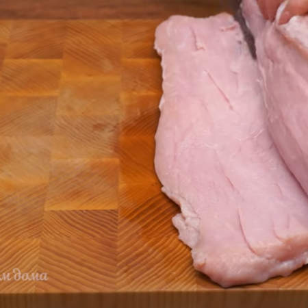 Для рулета понадобится 1 кг свинной вырезки.
Сначала мясо разрезаем вдоль по всей длине так, чтобы толщина мясного пласта получилась примерно 1 см. 