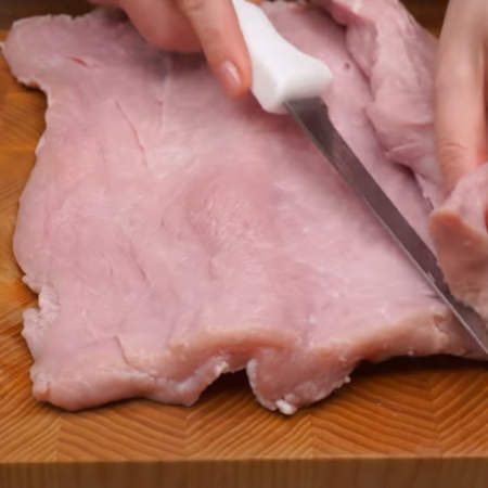 По мере разрезания кусок мяса разворачиваем и продолжаем разрезать. Должен получиться прямоугольный пласт мяса примерно одинаковой толщины.
Для рулета желательно  выбирать нежное мясо без соединительной ткани.