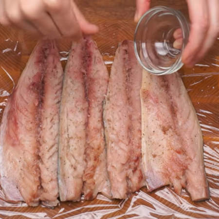 Подготовленные филе скумбрии кладем на доску. Рыбу солим только с одной стороны примерно 1 ч.л. соли, перчим по вкусу и посыпаем ⅓ ч.л. мускатного ореха.