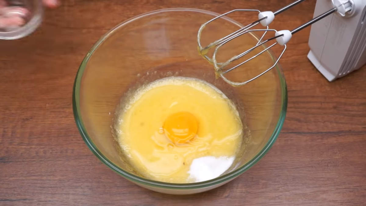 В эту массу разбиваем 1 яйцо и насыпаем 0,5 ч.л. соды. Все перемешиваем.