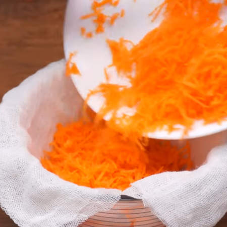 Так как трубочки, это и будут морковки, желательно придать им оранжевый цвет.
Для этого берем одну морковь и трем ее на мелкой терке. 