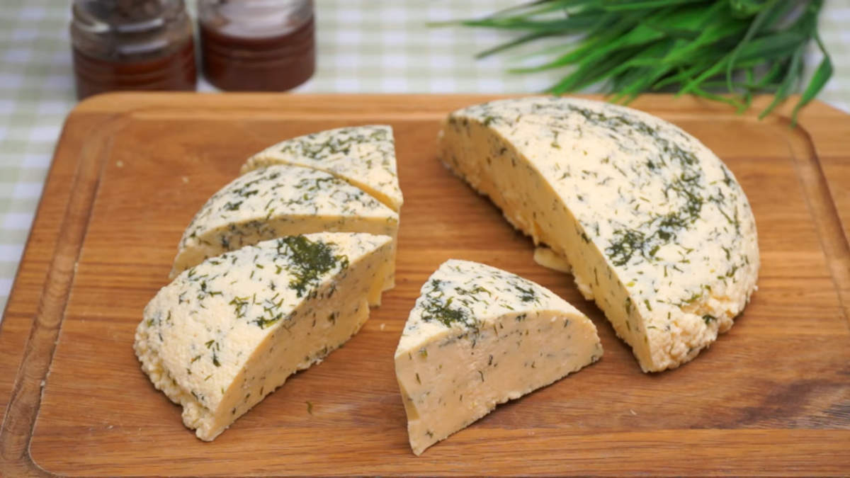 Домашний сыр с зеленью получился очень вкусным с приятным ароматом укропа. Такой домашний деликатес приятно порадует и детей и взрослых.