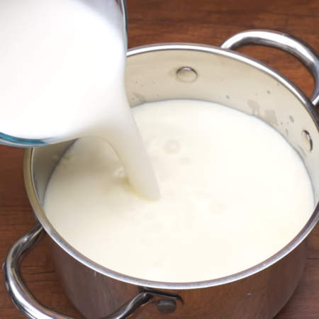 В кастрюлю с толстым дном наливаем 1 литр молока. Сюда же к молоку выливаем 1 литр кефира.