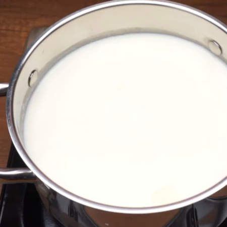 Молоко и кефир можно брать любой жирности. Эту смесь ставим на плиту на средний огонь.